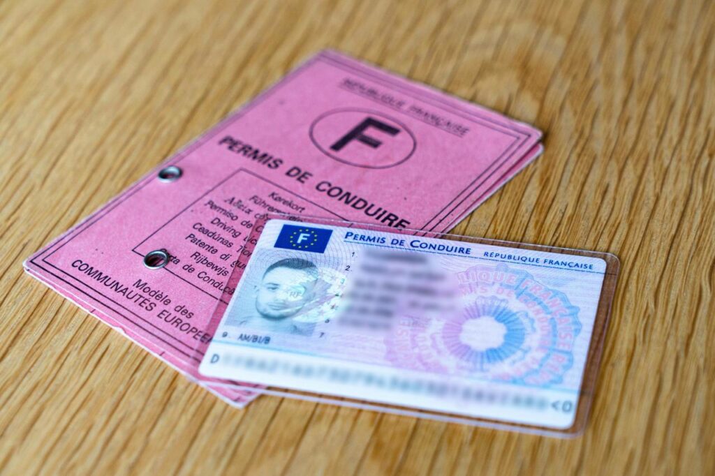 Acheter un permis de conduire français nouveau format carte bancaire avec puce électronique.
